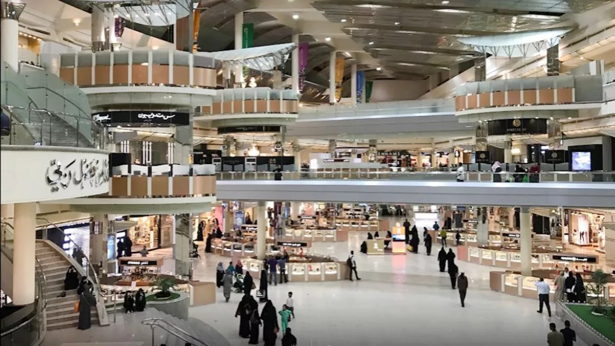 Interior of Kingdom Tower Centre mall and food court, Riyadh, delivered by Technical Methods, 2013.